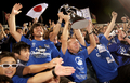 チームの勝利に歓喜するガンバ大阪のサポーター。（2008年11月12日撮影）(c)AFP/William WEST