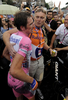 第92回ジロ・デ・イタリア（%%2009 Giro d&apos;Italia%%）第21ステージ（ローマ市街、14.4キロメートル個人タイムトライアル）。ラボバンク（%%Rabobank%%）のデニス・メンショフ（%%Denis Menchov%%、ロシア）が、首位と24秒差の19分06秒でステージを10位で終え、合計タイムを86時間03分11秒として総合優勝を果たした。写真はレース後に祝福されるデニス・メンショフ。（2009年5月31日撮影）(c)AFP/FILIPPO MONTEFORTE
