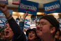 米大統領選に向けた民主党候補指名争いで、テキサス州エルパソで開かれたバーニー・サンダース上院議員の集会に参加する支持者ら（2020年2月22日撮影）。(c)Paul Ratje / AFP