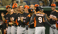 第3回ワールド・ベースボール・クラシック（2013 World Baseball Classic、WBC）は12日、東京で2次ラウンドの1位決定戦が行われ、大会3連覇を狙う日本は10-6でオランダを下し、2次ラウンド首位通過を決めた。

1回に先制のソロ本塁打を放ち、チームメイトの祝福を受けるオランダのアンドレルトン・シモンズ （Andrelton Simmons、右、2013年3月12日撮影）。(c)AFP/KAZUHIRO NOGI