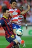 13-14スペイン1部リーグ第33節、グラナダ（Granada CF）対FCバルセロナ（FC Barcelona）。 グラナダのティアゴ・アビオーラ・デルフィン（Tiago Abiola Delfim、右）とボールを競るFCバルセロナのリオネル・メッシ（Lionel Messi、2014年4月12日撮影）。(c)AFP/JORGE GUERRERO