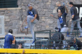 13MLBは19日、各地で試合が行われ、ロサンゼルス・ドジャース（Los Angeles Dodgers）は7-6でアリゾナ・ダイヤモンドバックス（Arizona Diamondbacks）を下し、プレーオフ進出一番乗りを果たした。

地区優勝を飾り、プールに飛び込むドジャースの選手（2013年9月19日撮影）。(c)AFP/Getty Images/Christian Petersen