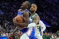 24‐25NBA、フィラデルフィア・セブンティシクサーズ対ミルウォーキー・バックス。フィラデルフィア・セブンティシクサーズのタイリース・マキシー（左）と競り合うミルウォーキー・バックスのダミアン・リラード（2024年10月23日撮影）。(c)Mitchell Leff/Getty Images/AFP