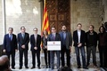 スペイン・カタルーニャ（Catalonia）自治州バルセロナ（Barcelona）で、同自治州の分離独立の是非を問う住民投票の実施を発表するアルトゥル・マス（Artur Mas）同自治州首相（中央、2014年12月12日撮影）。(c)AFP