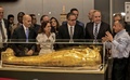 高位聖職者ネジェマンクの黄金のひつぎが公開されたエジプトのカイロにある国立エジプト文明博物館を訪れたエジプトのハリド・アナニ考古相（右から3人目）と米大使館のトーマス・ゴールドバーガー氏（右から2人目、2019年10月1日撮影）。(c)Khaled DESOUKI / AFP