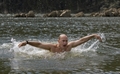 2009年の印象的な出来事を写真で振り返る。

ロシア・南シベリアのトゥバ（Tuva）地方で休暇中に、キジル（Kyzyl）郊外の川でバタフライを披露するウラジーミル・プーチン（Vladimir Putin）ロシア首相（2009年8月3日撮影）。(c)AFP/RIA-NOVOSTI/ALEXEY DRUZHININ
