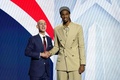 米プロバスケットボール（NBA）ドラフトでワシントン・ウィザーズから全体2位指名を受け、NBAのアダム・シルバー・コミッショナー（左）と握手を交わすアレクサンドル・サー（2024年6月26日撮影）。(c)TIMOTHY A. CLARY / AFP