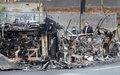 英領北アイルランド・ベルファストで燃やされたバスの残骸（2021年4月8日撮影）。(c)PAUL FAITH / AFP