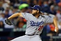 15MLBプレーオフ、ナ・リーグ地区シリーズ（5回戦制）、ニューヨーク・メッツ対ロサンゼルス・ドジャース。先発登板するロサンゼルス・ドジャースのクレイトン・カーショウ（2015年10月13日撮影）。(c)AFP/Getty Images/Elsa