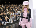 都内で開催された「シャネル（CHANEL）」09/10年秋冬コレクションのショー（2009年6月16日撮影）。（c）AFP/Yoshikazu TSUNO