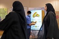 無料のパンを自動で提供する機械を利用する男性。アラブ首長国連邦（UAE）のドバイで（2022年9月22日撮影）。(c)Karim SAHIB / AFP