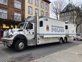 カナダ・ケベックシティーで起きた刺殺事件を受け、旧市街の道路を封鎖する警察車両（2020年11月1日撮影）。(c)Anne-Sophie THILL / AFP