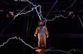 米著名奇術師でスタントマンのデビッド・ブレイン（David Blaine）氏は、ニューヨーク（New York）市内で「エレクトリファイド（Electrified、帯電）」と銘打った最新パフォーマンスを開始した。高圧電流の中で、三日三晩耐えるのが目標だとしている（2012年10月5日撮影）。(c)AFP/Emmanuel DUNAND