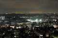 スモッグに覆われたギリシャの首都アテネ（Athens）近郊の夜景（2012年12月28日撮影）。(c)AFP/LOUISA GOULIAMAKI