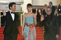 南仏カンヌ（Cannes）で開催中の第66回カンヌ国際映画祭（Cannes Film Festival）で20日、コンペティション部門に出品されている三池崇史（Takashi Miike）監督作『藁の楯』の公式上映が行われ、監督とともに主演の大沢たかお（Takao Osawa）、共演者の松嶋菜々子（Nanako Matsushima）がレッドカーペットを歩いた。この日は、公式上映に先立ち、記者会見とフォトコールも行われた。

写真は、レッドカーペットに登場した（左から）大沢、松嶋、三池監督（2013年5月20日撮影）。(c)AFP/ALBERTO PIZZOLI