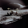 アポロ15号のデービッド・スコット（David Scott）船長が撮影した、月面車（Lunar Roving Vehicle）で作業するジェームズ・アーウィン（James Irwin）宇宙飛行士（1971年7月31日撮影）。(c)AFP/NASA
