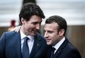 仏パリのエリゼ宮（大統領府）で、カナダのジャスティン・トルドー首相（左）を見送るエマニュエル・マクロン仏大統領（2018年4月16日撮影）。(c)AFP PHOTO / STEPHANE DE SAKUTIN