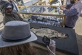 エジプト・ルクソール近郊で発見された古代都市遺構で、出土した魚の化石を見る作業員（2021年4月10日撮影）。(c)Khaled DESOUKI / AFP