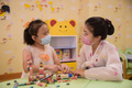 北朝鮮・平壌にある孤児院で、子どもと一緒に座る先生（2021年9月2日撮影）。(c)KIM Won Jin / AFP
