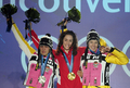 2010年%%バンクーバー冬季五輪%%スケルトン女子。メダル授与式で喜ぶ（左から）2位のケルスティン・シムコビアク（%%Kerstin Szymkowiak%%、ドイツ）、優勝したエイミー・ウィリアムズ（%%Amy Williams%%、英国）、3位のアーニャ・フーバー（%%Anja Huber%%、ドイツ）。（2010年2月20日撮影）(c)AFP/OLIVIER MORIN