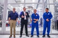 テスラのイーロン・マスクCEO（左から2人目）。米カリフォルニア州ホーソーンで（2019年10月10日撮影、資料写真）。(c)Philip Pacheco / AFP