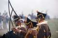 フランス皇帝ナポレオン（Napoleon）の遠征軍と帝政ロシア軍が激戦を繰り広げた1812年の「ボロジノの戦い」から今年で200年となることを記念し、モスクワ（Moscow）西方のボロジノ（Borodino）で2日、戦いを再現するイベントが行われた。

　当時の軍服や刀剣などを用いて戦いを忠実に再現したイベントには、ロシア政府が110万ドル（約8700万円）を出資。フランス側1550人、ロシア側1450人の兵士を演じる計3000人が参加。ジスカール・デスタン（Giscard d&apos;Estaing）仏元大統領と、ウラジーミル・プーチン（Vladimir Putin）露大統領も「観戦」に訪れた。これに先立ち、プーチン大統領の補佐官は「ボロジノの戦い」再現イベントを「若者の愛国教育」を広めるために活用したいと述べた。

　1812年9月7日の「ボロジノの戦い」は合戦では勝利しながら、戦争には負けた戦将の際立った例だ。

　ボロジノでは2万人のナポレオン軍が激戦の末に、兵力の多い4万5000人の露軍を破った。しかし痛手が大きかったため、ナポレオンはモスクワに進軍を開始する前に回復期間を置くことにした。この時にナポレオンはおそらく、敵方のクトゥーゾフ将軍が戦闘の翌日に一時撤退したことを知らなかったとされる。この休息の決断が、ナポレオンにとって致命的な誤算だった。

　帝政ロシア軍は兵力の半分を失っていたが、近くの村落で体制を立て直す時間ができ、戦術を練った。ナポレオン軍が入城したモスクワは、市民は脱出しもぬけの殻で、そこに焦土戦術が追い打ちをかけた。士気を失ったナポレオン軍は退却を余儀なくされた（2012年9月2日撮影）。(c)AFP/Kirill Kudryavtsev