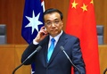 豪首都キャンベラの国会議事堂で記者会見に臨む中国の李克強首相（2017年3月24日撮影）。(c)AFP/DAVID GRAY