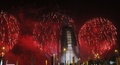 アラブ首長国連邦（UAE）のドバイ（Dubai）にある高級ホテル「ブルジュ・アル・アラブ（Burj Al Arab）」周辺で、同国の建国記念日と、2020年に開催される万国博覧会の開催地がドバイに決定したことを祝って打ち上げられた花火（2013年12月2日撮影）。(c)AFP/KARIM SAHIB