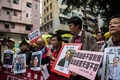 香港で、出版社の社員5人の失踪に抗議してデモ行進する市民ら（2016年1月3日撮影）。(c)AFP/ANTHONY WALLACE