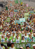 2007年9月15日、高雄（Kaohsiung）で行われた与党・民主進歩党（DPT）の街頭行進を率いる陳水扁（Chen Shui-bian）総統（右から4人目）と呂秀蓮（Lu Hsiu-lien）副総統（右から3人目）。(c)AFP/Sam YEH