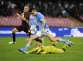 12-13イタリア・セリエA第11節、ナポリ（SSC Napoli）対トリノ（Torino FC）。ボールをコントロールするナポリのマレク・ハムシク（Marek Hamsik、手前、2012年11月5日撮影）。(c)AFP/ROBERTO SALOMONE