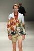 15年春夏「メルセデス・ベンツ ファッション・ウィーク 東京（Mercedes-Benz Fashion Week TOKYO）」で新作を発表したミスター・ジェントルマン（MR.GENTLEMAN）（2014年10月18日撮影）。(c)AFPBB News/JFWO/MBFWT
