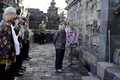 インドネシア・中ジャワ州マゲランにあるボロブドゥール寺院を訪問された天皇陛下（2023年6月22日撮影）。(c)TIAWAN / AFP