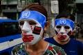 ミャンマー最大都市ヤンゴンのカマユ地区で、三本指を立てる仮面をかぶった反クーデターデモの参加者ら（2021年4月4日撮影、同日提供）。(c)AFP PHOTO / BURMA ASSOCIATED PRESS (BAP) 