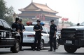 中国・北京（Beijing）で、天安門（Tiananmen）事件から25年となる4日、厳戒態勢が敷かれている天安門広場（Tiananmen Square）周辺に動員された警察官（2014年6月4日撮影）。(c)AFP/GOH CHAI HIN