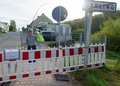 仏東部カルランと独ラウターバッハを隔てる国境で、釣りざおを使ってフランスパンを受け取ったドイツ人のヘルムートさん（2020年4月18日撮影）。(c)JEAN-CHRISTOPHE VERHAEGEN / AFP