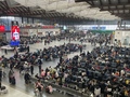 大勢の利用客で混雑する蘇州駅の待合室（2025年1月18日撮影）。(c)Xinhua News