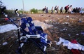 ハンガリーとセルビアの国境地帯の村の近くで、線路上を歩く移民の集団（2015年8月27日撮影）。(c)AFP/ATTILA KISBENEDEK