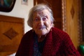 イタリア北部のベルバニアで、AFPカメラマンの撮影に応じる116歳のエマ・モラノさん（2016年5月14日撮影）。(c)AFP/OLIVIER MORIN