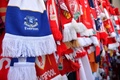 リバプール（Liverpool FC）の本拠地アンフィールド（Anfield）のシャンクリー・ゲート（Shankly Gates）に結ばれたマフラー（2014年4月15日撮影）。(c)AFP/PAUL ELLIS