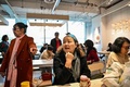 中国・上海にあるイケアのカフェテリアに集まった中高年（2023年12月5日撮影）。(c)Hector RETAMAL / AFP