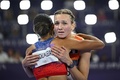 パリ五輪、陸上女子400メートルハードル決勝。オランダのフェムケ・ボル（右）と健闘をたたえ合う米国のシドニー・マクラフリンレブロニ（2024年8月8日撮影）。(c)Ben STANSALL / AFP
