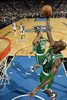 09-10NBA、オーランド・マジック（%%Orlando Magic%%）対ボストン・セルティックス（%%Boston Celtics%%）。試合はセルティックスが86-77で勝利した。写真はリバウンドを捕るセルティックスのケビン・ガーネット（%%Kevin Garnett%%）。（2009年12月25日撮影）(c)AFP/Getty Images/NBAE/Fernando Medina