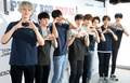 韓国・ソウルで行われた、ネパール支援のための募金活動に臨む、アイドルグループ「EXO（エクソ）」のメンバー（2015年5月15日撮影）。(c)STARNEWS