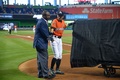17MLB、ピッツバーグ・パイレーツ対マイアミ・マーリンズ。試合前に行われたセレモニーに臨むマイアミ・マーリンズののマイケル・ヒル編成本部長とイチロー（2017年4月30日撮影）。(c)AFP/Getty Images/Mark Brown