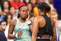 全米オープンテニス、女子シングルス3回戦。試合に敗れ、大坂なおみ（手前）から言葉をかけられるコリ・ガウフ（2019年8月31日撮影）。(c)Clive Brunskill/Getty Images/AFP