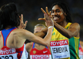 第13回世界陸上大邱大会（13th IAAF World Championships in Athletics Daegu）は4日、女子800メートル決勝が行われ、ロシアのマリア・サビノワ（Mariya Savinova）が1分55秒87で金メダルを獲得した。

優勝したマリア・サビノワ（左）を祝福する南アフリカのキャスター・セメンヤ（Caster Semenya、2011年9月4日撮影）。(c)AFP/OLIVIER MORIN