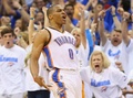 13-14NBAプレーオフ・ウエスタンカンファレンス準決勝（7回戦制）、オクラホマシティ・サンダー（Oklahoma City Thunder）対ロサンゼルス・クリッパーズ（Los Angeles Clippers）第2戦。3ポイントシュートを決めて喜ぶオクラホマシティ・サンダーのラッセル・ウエストブルック（Russell Westbrook、2014年5月7日撮影）。(c)AFP/Getty Images/Ronald Martinez