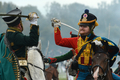 フランス皇帝ナポレオン（Napoleon）の遠征軍と帝政ロシア軍が激戦を繰り広げた1812年の「ボロジノの戦い」から今年で200年となることを記念し、モスクワ（Moscow）西方のボロジノ（Borodino）で2日、戦いを再現するイベントが行われた。

　当時の軍服や刀剣などを用いて戦いを忠実に再現したイベントには、ロシア政府が110万ドル（約8700万円）を出資。フランス側1550人、ロシア側1450人の兵士を演じる計3000人が参加。ジスカール・デスタン（Giscard d&apos;Estaing）仏元大統領と、ウラジーミル・プーチン（Vladimir Putin）露大統領も「観戦」に訪れた。これに先立ち、プーチン大統領の補佐官は「ボロジノの戦い」再現イベントを「若者の愛国教育」を広めるために活用したいと述べた。

　1812年9月7日の「ボロジノの戦い」は合戦では勝利しながら、戦争には負けた戦将の際立った例だ。

　ボロジノでは2万人のナポレオン軍が激戦の末に、兵力の多い4万5000人の露軍を破った。しかし痛手が大きかったため、ナポレオンはモスクワに進軍を開始する前に回復期間を置くことにした。この時にナポレオンはおそらく、敵方のクトゥーゾフ将軍が戦闘の翌日に一時撤退したことを知らなかったとされる。この休息の決断が、ナポレオンにとって致命的な誤算だった。

　帝政ロシア軍は兵力の半分を失っていたが、近くの村落で体制を立て直す時間ができ、戦術を練った。ナポレオン軍が入城したモスクワは、市民は脱出しもぬけの殻で、そこに焦土戦術が追い打ちをかけた。士気を失ったナポレオン軍は退却を余儀なくされた（2012年9月2日撮影）。(c)AFP/Kirill Kudryavtsev