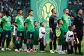 エスコートキッズとしてサッカー選手と手をつなぎ、中国サッカー・スーパーリーグの試合会場に足を踏み入れたチベット族の青少年（2023年6月2日撮影）。(c)CNS/富田